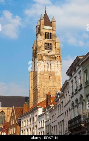 Glockenturm von St. Salvator's Dom, das historische Zentrum von Brügge, UNESCO-Weltkulturerbe, Belgien, Europa Stockfoto