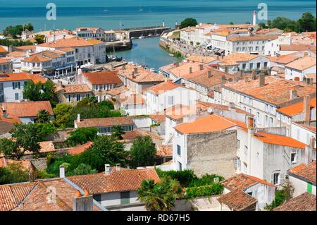 Übersicht von Saint Martin de Re und seinem Hafen, Ile de Re Insel, Departement Charentes Maritime, Frankreich, Europa Stockfoto