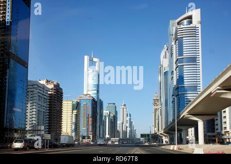 Die Wolkenkratzer an der Sheikh Zayed Road, die Arterie und eines der Zentren in Dubai, Vereinigte Arabische Emirate, Naher Osten Stockfoto