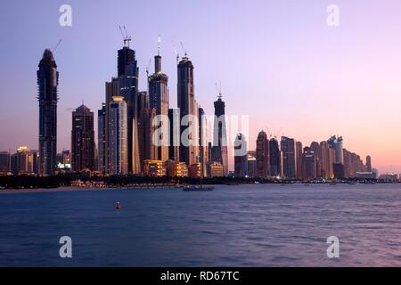 Skyline von Dubai Marina, Yacht Club, Stadtviertel im Süden von Dubai, Vereinigte Arabische Emirate, Naher Osten Stockfoto