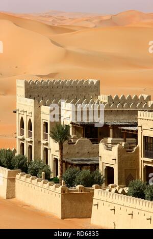 Wüste Luxus Hotel Anantara Qasr al Sarab, hotel Resort wie eine Wüste fort, von hohen Dünen umgeben, in der Nähe der Liwa Stockfoto