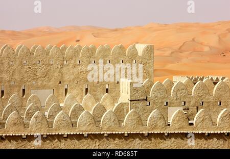 Wüste Luxus Hotel Anantara Qasr al Sarab, hotel Resort wie eine Wüste fort, von hohen Dünen umgeben, in der Nähe der Liwa Stockfoto