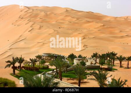 Wüste Luxus Hotel Anantara Qasr al Sarab, hotel Resort wie eine Wüste fort, von hohen Dünen umgeben, in der Nähe der Liwa Stockfoto