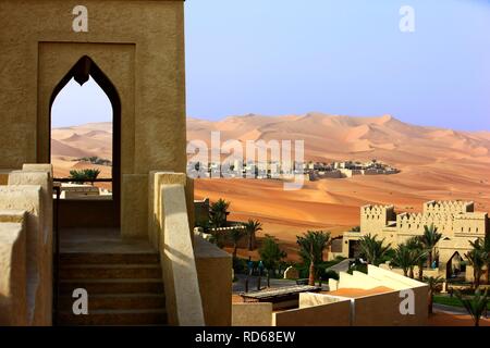 Anantara Qasr al Sarab Desert Luxus Hotel im Stil einer kasbah gebaut, Hotel Resort, inmitten von riesigen Sanddünen, in der Nähe der Liwa Stockfoto