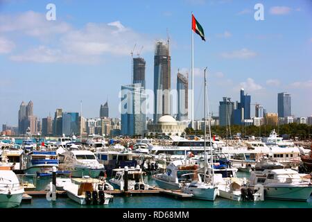 Skyline, Stadtbild, Marina an der Corniche von Abu Dhabi, Vereinigte Arabische Emirate, Naher Osten Stockfoto