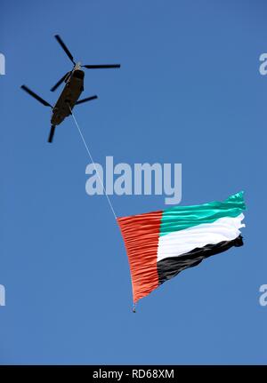 Militärische zeigen, Hubschrauber der Vereinigten Arabischen Emirate Armee große nationale Flagge, Abu Dhabi, Vereinigte Arabische Emirate Stockfoto