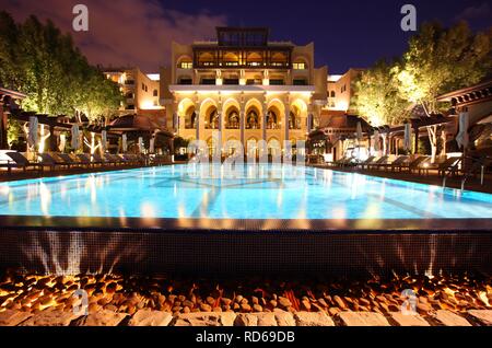 Hotel Pool, Shangri-La Hotel, Qaryat Al Beri, Abu Dhabi, Vereinigte Arabische Emirate, Naher Osten Stockfoto