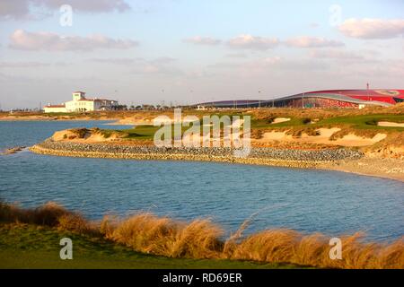 Golfplatz Yas-Links auf Yas Island, einer typischen 18-Loch Links Course, neben der Formel 1-Rennstrecke und die Ferrari World Abu Dhabi Stockfoto