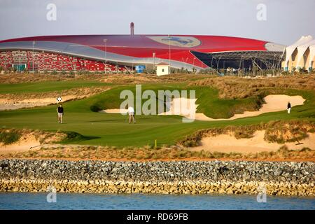 Golfplatz Yas-Links auf Yas Island, einer typischen 18-Loch Links Course, neben der Formel 1-Rennstrecke und die Ferrari World Abu Dhabi Stockfoto