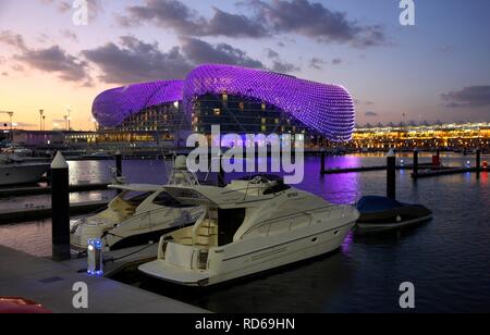 Yas Hotel auf Yas Island, futuristische Luxus Hotel in der Mitte von der Formel 1 Rennstrecke von Abu Dhabi in der Dämmerung Stockfoto