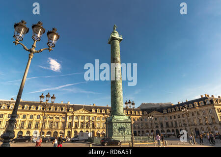 Das Vendôme Spalte, in der Mitte des Place Vendôme Square wurde errichtet von Napoleon I die Schlacht von Austerlitz, Place Vendome, Paris zu gedenken. Stockfoto