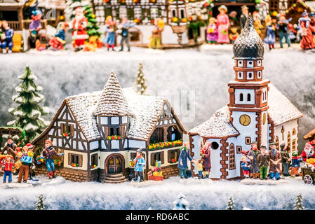 Salzburg, Salzburger Christkindlmarkt Lebkuchenhäuser Weihnachtsmarkt Dekorationen in Österreich. Stockfoto