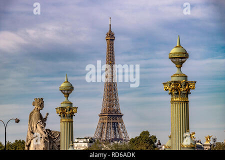 Der Eiffelturm von den reich verzierten Strassenlaternen der Place de la Concorde, Paris, Frankreich gerahmt Stockfoto