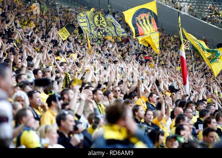 Fans des BVB Borussia Dortmund 09 Fußball-Club auf der Südtribüne, Signal Iduna Park Fußball-Arena, Dortmund Stockfoto