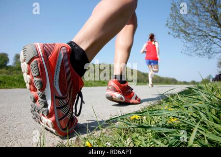 Laufschuhe, Freizeit Läufer, junge Frauen, 25-30 Jahre, Joggen Stockfoto