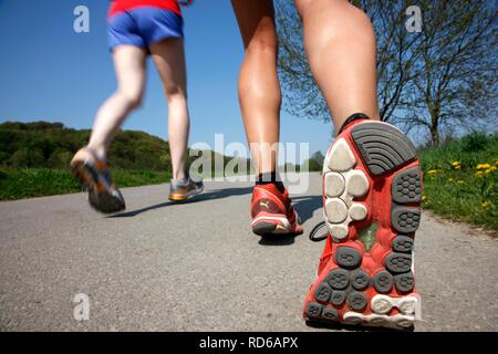 Laufschuhe, Freizeit Läufer, junge Frauen, 25-30 Jahre, Joggen Stockfoto