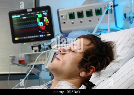 Patient in ein spezielles Bett, künstliche Atmung durch die Nase gegeben, Intensivstation, Krankenhaus Stockfoto