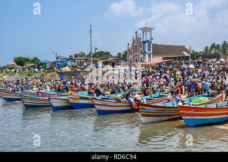 Vizhinjam Beach Fischmarkt, in der Nähe von Kovalam, Kerala, Indien Stockfoto