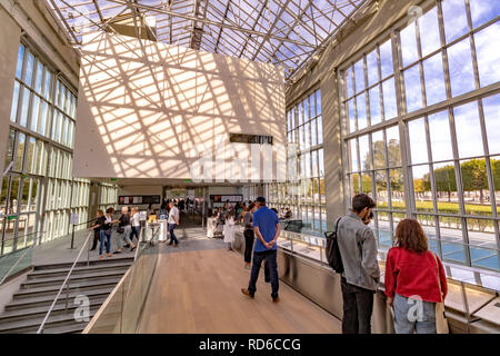 Der Eingang aus Glas, das Musée de l'Orangerie, eine Kunstgalerie in der westlichen Ecke des Tuileries entfernt, Paris Stockfoto