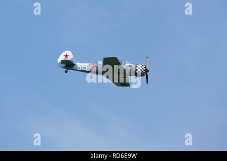 Yak 52 Flugzeug, Festival feiert das 100-jährige Jubiläum des Flugplatzes, Lüneburg, Niedersachsen, Deutschland Stockfoto