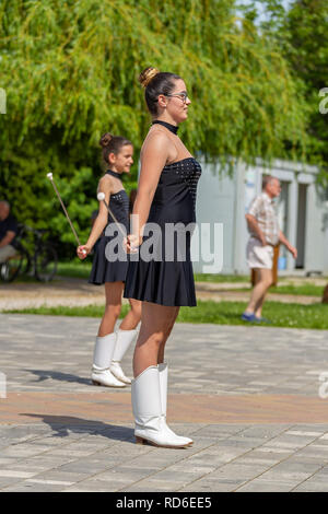 Junge Mädchen tanzen in einem majorette Gruppe in Veranstaltung im kleinen Dorf, Vonyarcvashegy, Ungarn. 05. 01. 02018 UNGARN Stockfoto