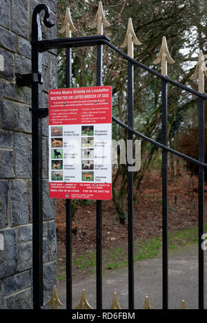 Am Eingang des Knockreer Estate zum Killarney National Park, County Kerry, Irland, befindet sich ein Eintrag für eingeschränkte Hunderassen Stockfoto