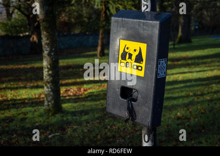 Spenderstation für Hundeabfallbeutel im Killarney National Park, County Kerry, Irland Stockfoto