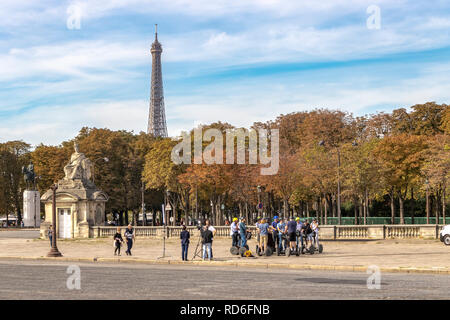 Eine Tour der Gruppe der Segway Halt für einen Rest auf dem Place de la Concorde mit dem Eiffelturm in der Ferne, Paris, Frankreich Stockfoto