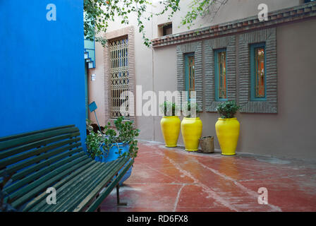 3 helle gelbe Blumentöpfe in Gärten von Majorelle, Marrakech, Marokko Stockfoto