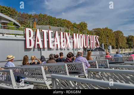 Touristen und Besucher an Bord der Bateaux Mouches Seine Sightseeing Kreuzfahrt an einem warmen Sommertag in Paris Stockfoto