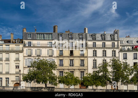 Apartment Gebäude am Quai de Béthune, Île Saint-Louis, blicken auf den Fluss Seine, Paris, Frankreich Stockfoto