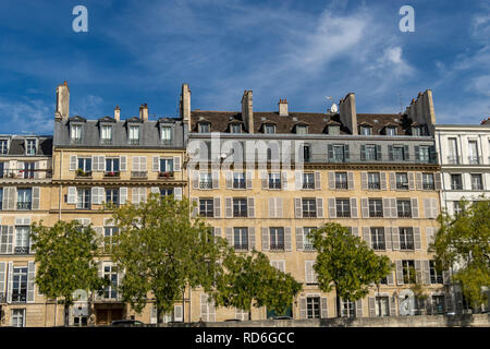 Apartment Gebäude am Quai de Béthune, Île Saint-Louis, blicken auf den Fluss Seine, Paris, Frankreich Stockfoto