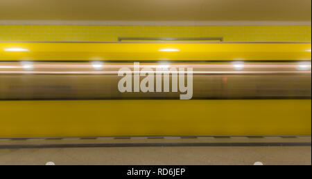 Die gelbe verschwommen U-Bahn in die U-Bahn Station Stockfoto