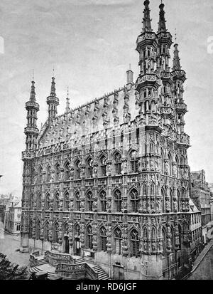 Frühe Autotype des Rathauses in Leuven, Leuven, Flämisch-Brabant, Belgien, historische Fotografie, 1884 Stockfoto