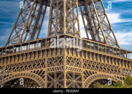Nahaufnahme der komplizierten Eiffelturm schmiedeeisernen Gitter arbeiten, der Eiffelturm ist die am meisten besuchte bezahlt Monument der Welt, Paris, Frankreich Stockfoto