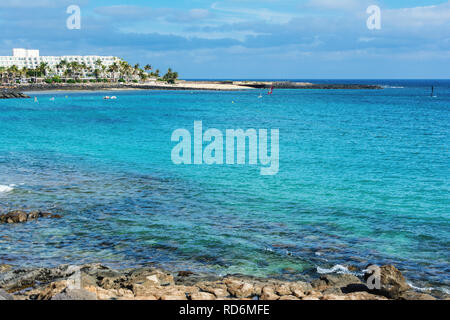 Blick auf Playa de las Cucharas Strand in Costa Teguise, Lanzarote, Spanien, türkisfarbenes Wasser, selektiven Fokus Stockfoto