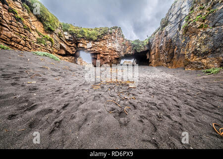 Die berühmten Reiseziel der "Arcos de Calan", ein magischer Name für einen magischen Ort mit zwei Naturstein Bögen in den Klippen über dem Pazifischen Ozean Stockfoto