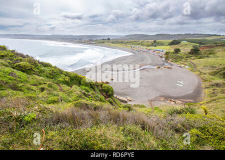 La Rinconada Strand in der Nähe von Cobquecura Stadt ist ein wilder Strand mit einer herrlichen Landschaft. Große Wellen an die Küste und die Auswirkungen auf den Dünen. Stockfoto