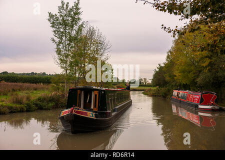 Narrowboats auf dem Grand Union Canal (Oxford Canal Abschnitt) zwischen dem unteren Shuckburgh und Nort-sur-Erdre, Warwickshire, England, Großbritannien Stockfoto