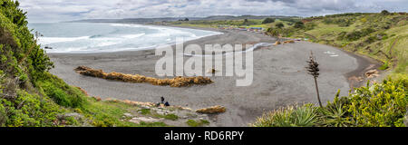 La Rinconada Strand in der Nähe von Cobquecura Stadt ist ein wilder Strand mit einer herrlichen Landschaft. Große Wellen an die Küste und die Auswirkungen auf den Dünen. Stockfoto