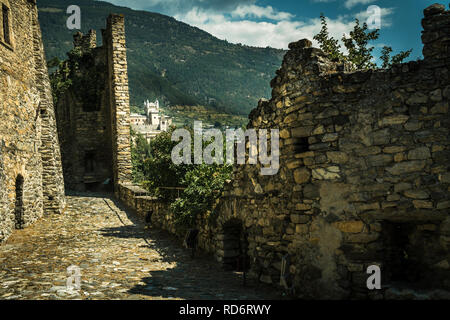 Die alte Burg von Stein Blick von innen Stadt Aosta italienischen Alpen Stockfoto