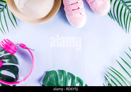 Farbenfrohe Sommer und Urlaub-legen. Stroh Hut, Sonnenbrille, Palm und monstera Blättern auf hellem Blau gelben Hintergrund, Ansicht von oben, kopieren Raum Stockfoto
