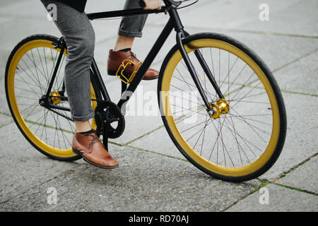 7/8 Bild von gutaussehenden jungen Mann mit Fahrrad Wandern im Freien. Stockfoto