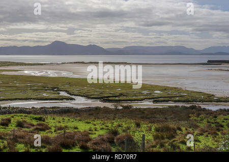 Blick über die Küste auf die Clew Bay bei Ebbe von Mulranny County Mayo Irland. Den wilden Atlantik Strecke verläuft entlang der Küstenlinie von Clew Bay. Stockfoto