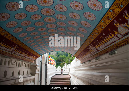 Kandy, Sri Lanka - März 2018: Dekorative Eingang Flur zu den Tempel des Zahns. Spektakuläre Rot, Blau und Gold Wandgemälde schmückt die Bellechasse wurden individuell v. Stockfoto