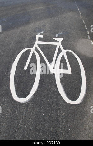 Weiß lackiert stilisierte Fahrrad Emblem auf einer asphaltierten Radweg entlang einer Hauptstraße in British Columbia, Kanada. Stockfoto