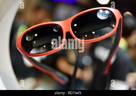 Nahaufnahme von Augmented / Mixed Reality nreal Gläser auf der CES in Las Vegas, USA statt. Stockfoto