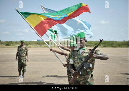 Die AMISOM stellvertretender Kommandeur, Major General Geoffrey Baraba Muheesi und die AMISOM neuer Polizeichef, Anand Pillay, Ankunft in Baidoa, Somalia, zu einer Ehrenwache am 20. Juni. Die beiden Amisom (14466229442). Stockfoto