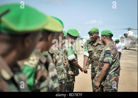 Die AMISOM stellvertretender Kommandeur, Major General Geoffrey Baraba Muheesi und die AMISOM neuer Polizeichef, Anand Pillay, Ankunft in Baidoa, Somalia, zu einer Ehrenwache am 20. Juni. Die beiden Amisom (14466422414). Stockfoto