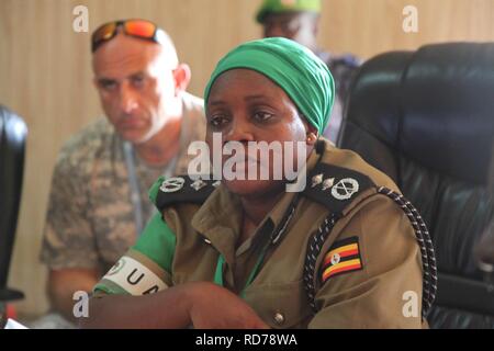 Die AMISOM Stellvertretender Polizeichef Christine prüft das Trainingslager des SPF in Kismayo011 (21569864614). Stockfoto